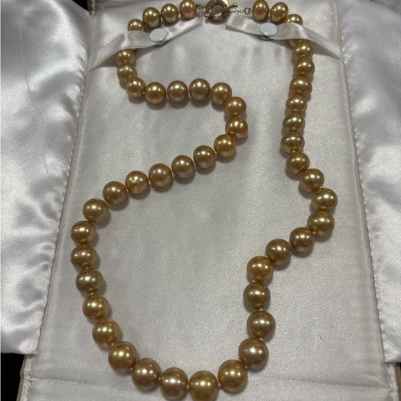 - Beautiful All Natural Gold Freshwater Pearls. Hand knotted pearls. 26” - Picture 8 of 13